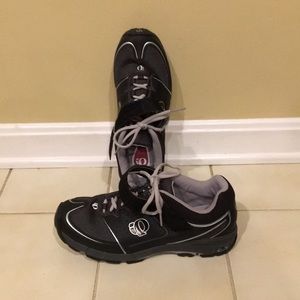 Women’s size 11 pearl Izumi black cycling shoes
